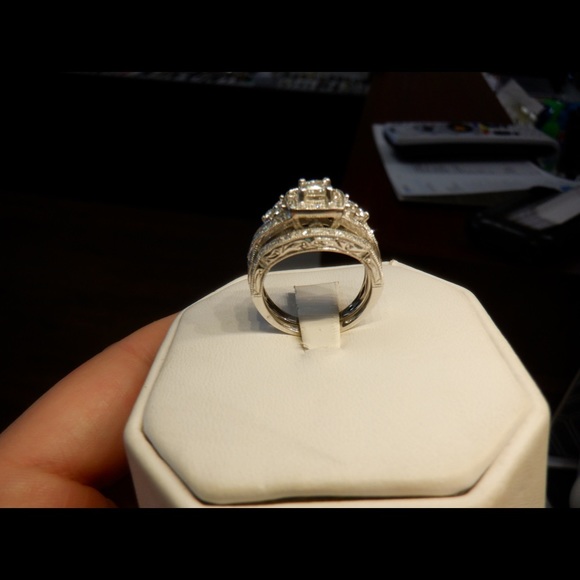 14k white gold diamond bridal set. - Picture 4 of 5